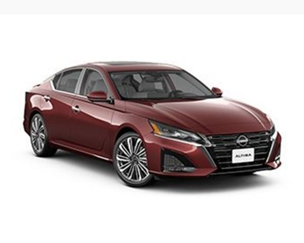 Vista frontal de Nissan Altima rojo burdeos