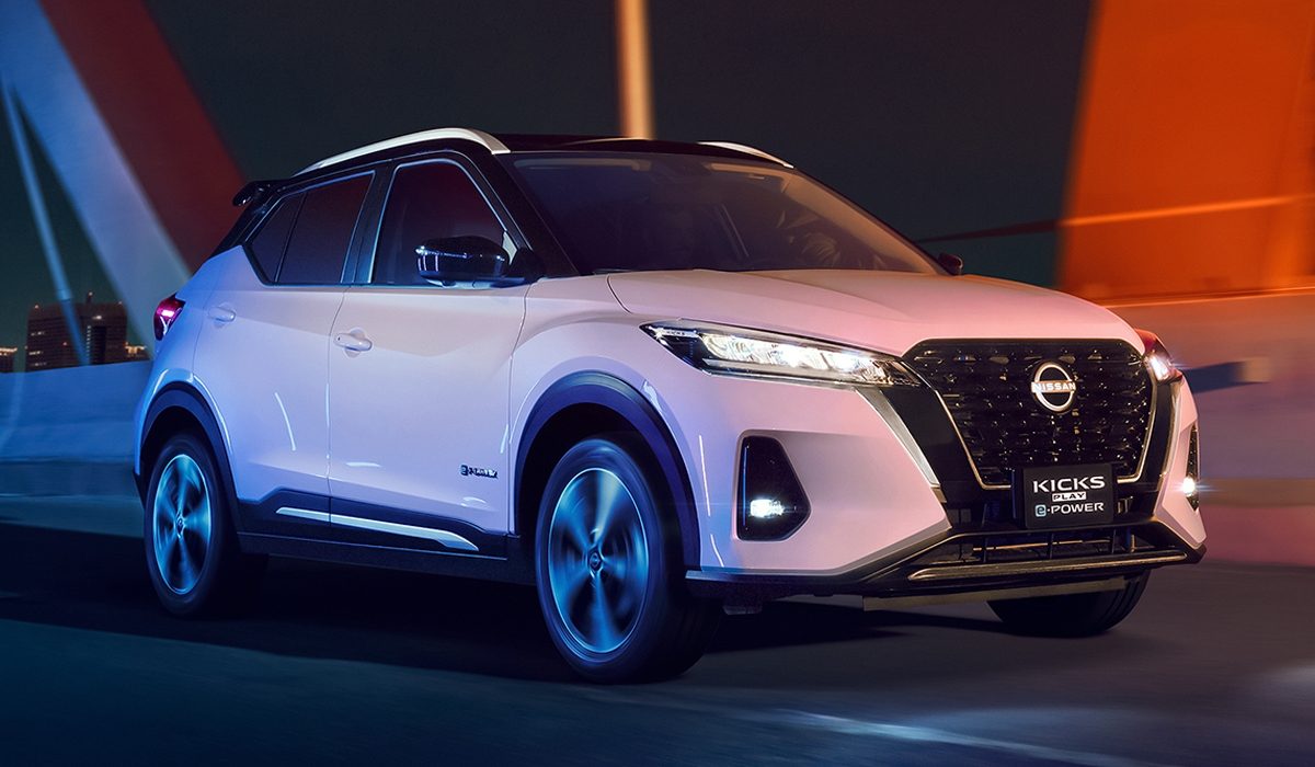 Nissan e-POWER 2022 vista exterior de hombre con manos en el volante con Más Aceleración