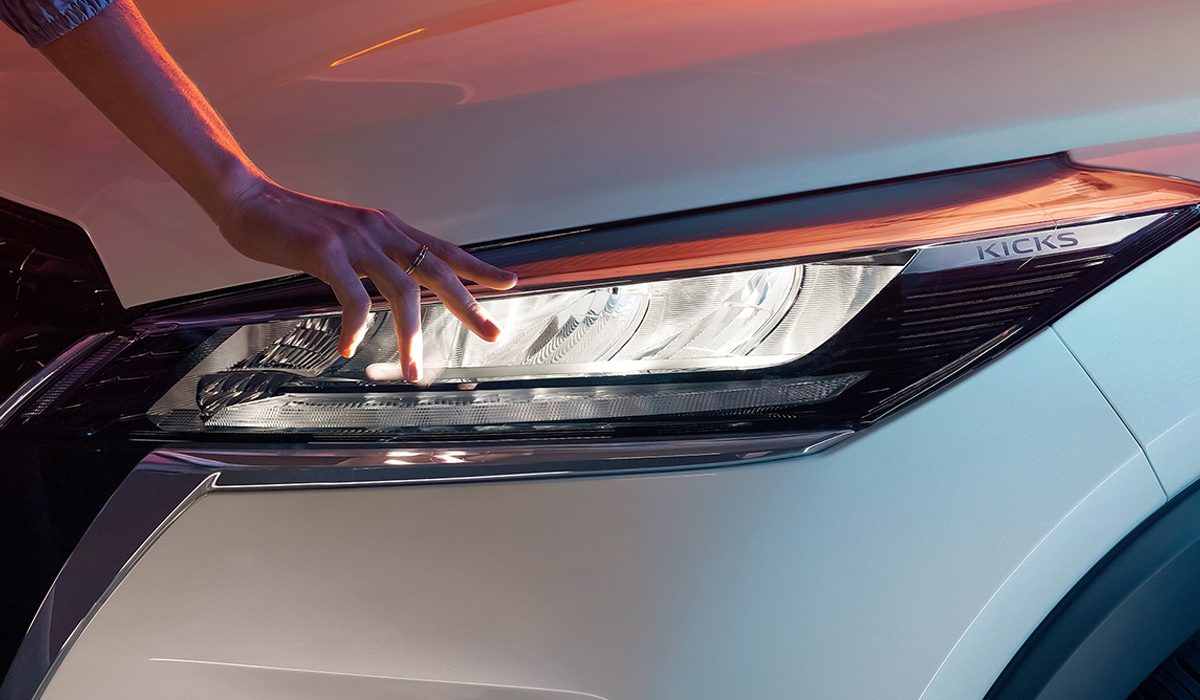Nissan e-POWER 2022 vista exterior de hombre con manos en el volante con Más Autonomía