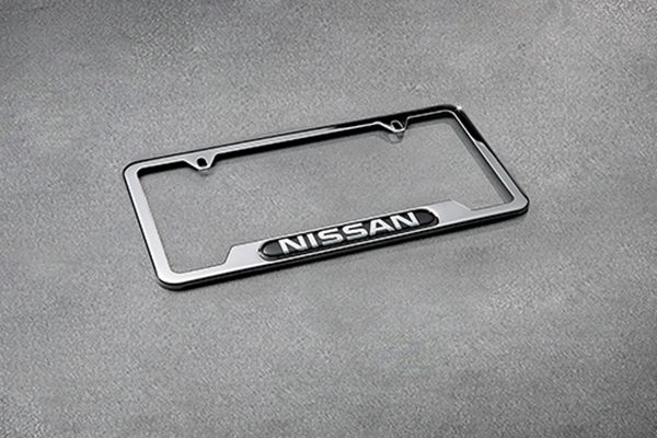 Detalle de la terminal de escape cromada de Nissan March que amplifica su estilo