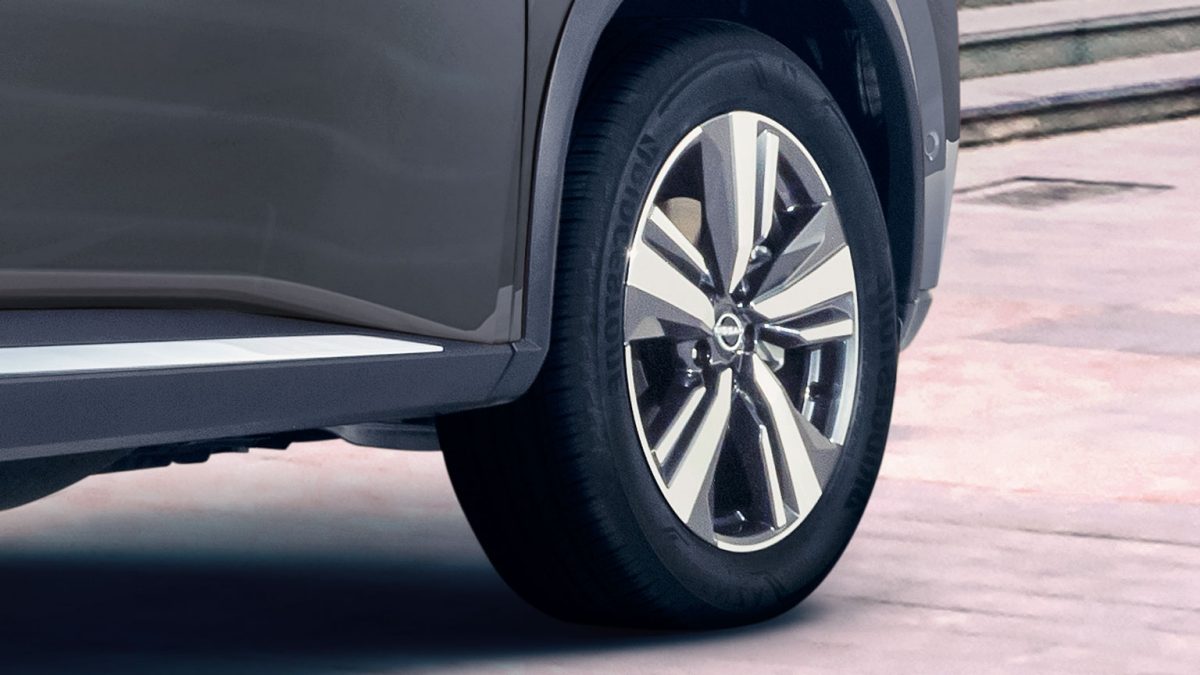 Detalle lateral de Nissan X-Trail 2025 con rines de aluminio de 19” que te transportan a otros mundos.