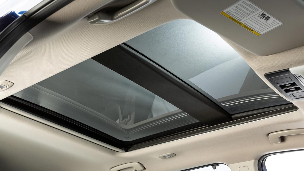 Detalle interior de Nissan X-Trail 2025 con quemacocos eléctrico panorámico que te transporta a otros mundos.