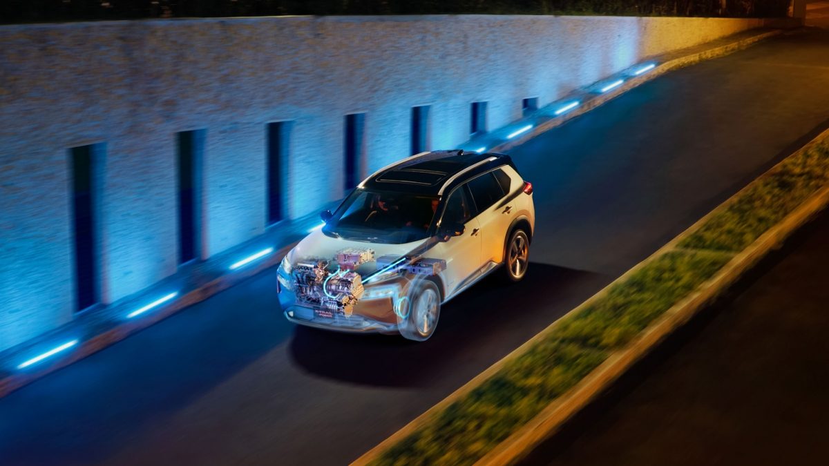 Vista aérea de SUV Nissan X-Trail e-POWER mostrando el sistema de motorización eléctrico Nissan e-POWER que no necesita cables para recargar energía.