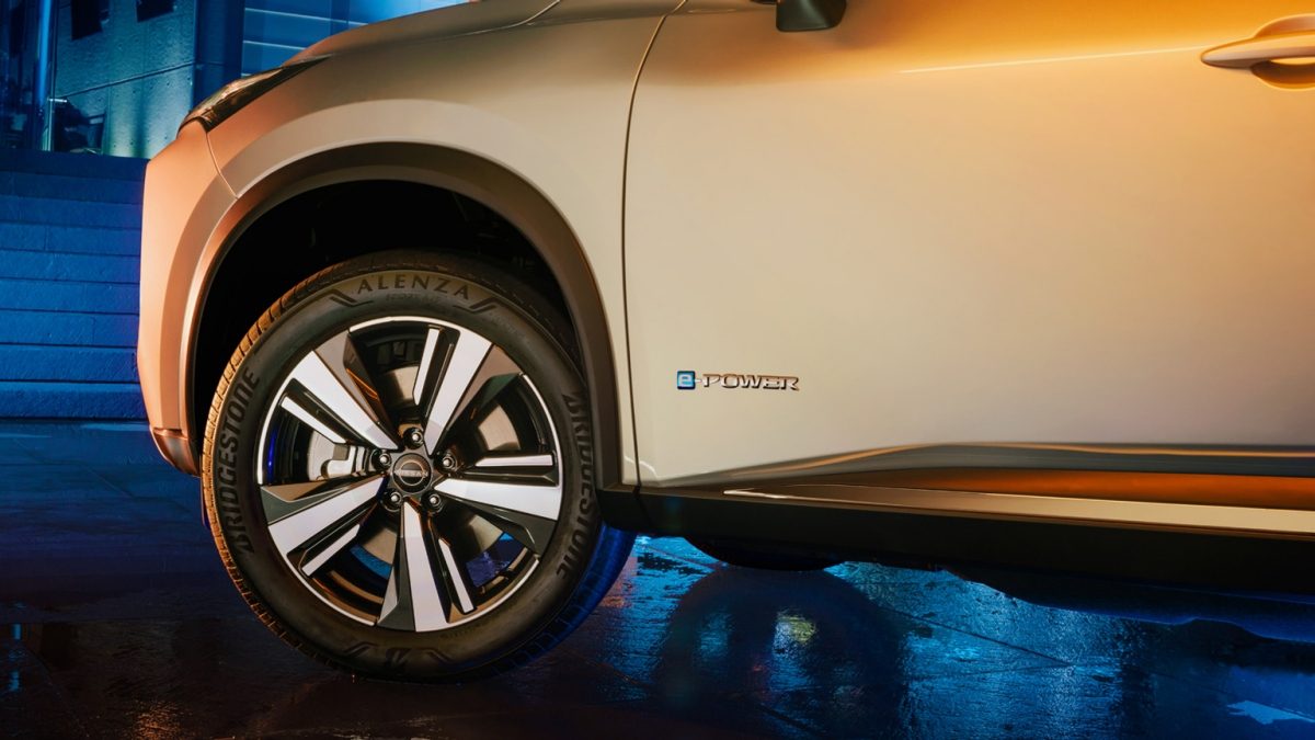 Diseño de SUV Nissan X-Trail e-POWER 2025, Vista a detalle de puerta con badge insignia lateral de Nissan X-Trail e-POWER y rines de aluminio de 19” que te transportan a otros mundos.