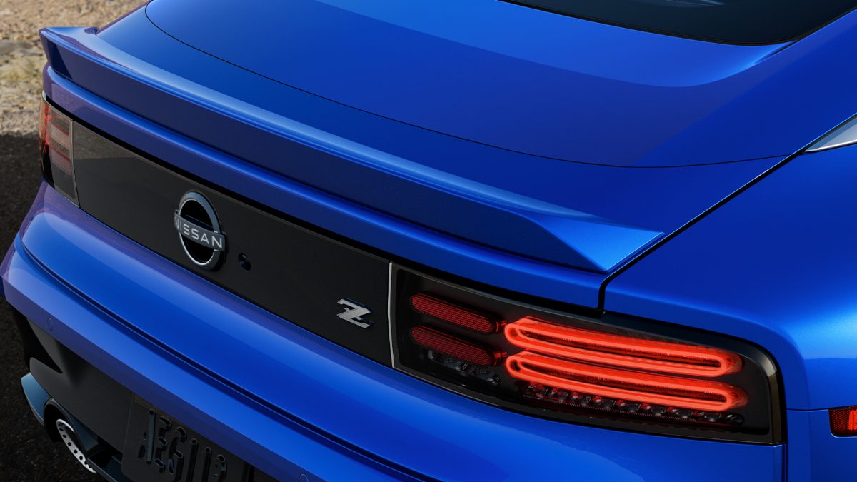 Nuevo Nissan Z 2025 accesorio alerón trasero sobre camino