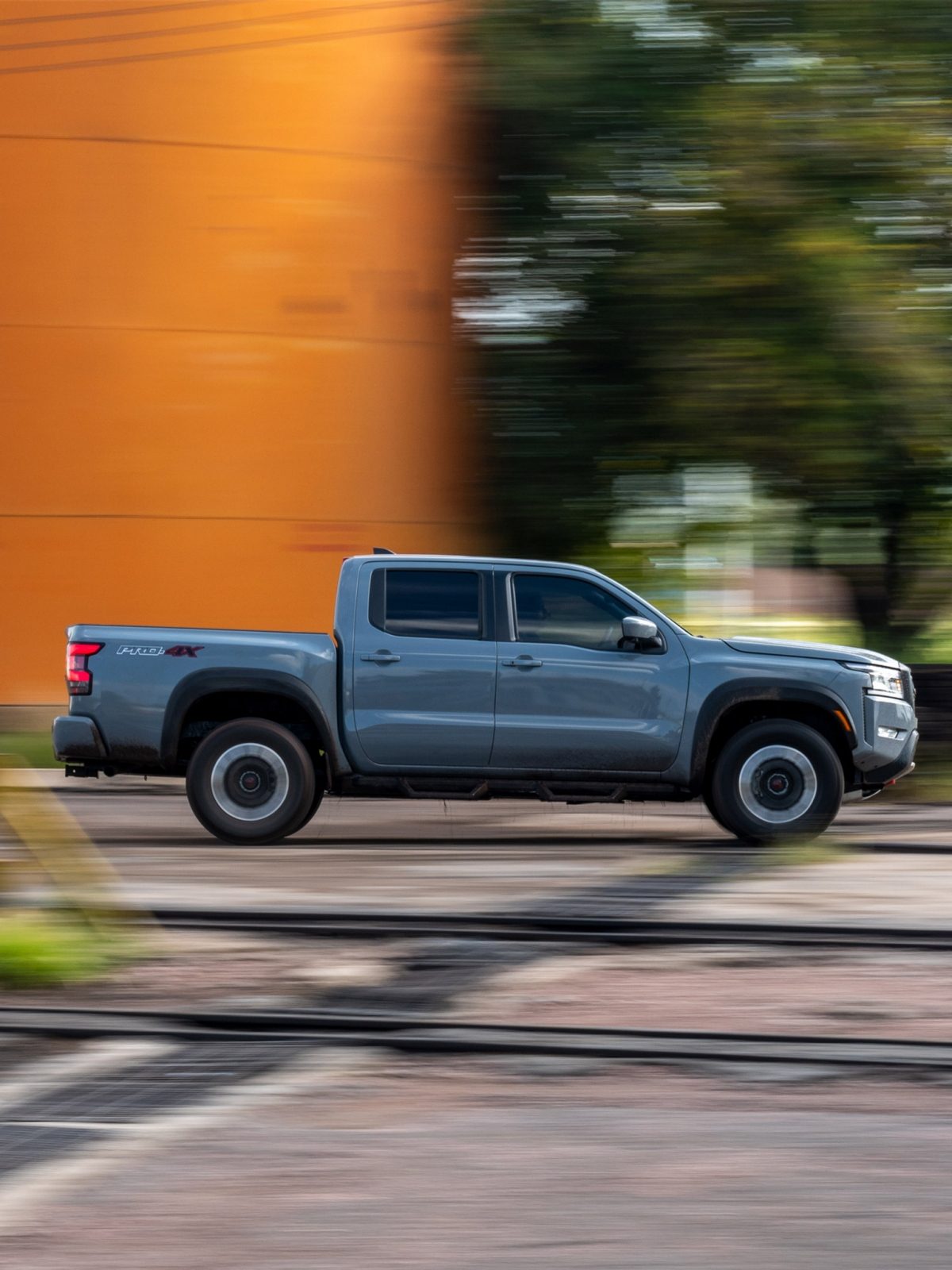 Vemos una Nissan V6 Pro 4X avanzando a toda velocidad