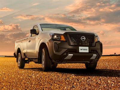 Un hombre de campo carga su Nissan NP300 con la cosecha que ha cultivado en un bello atardecer